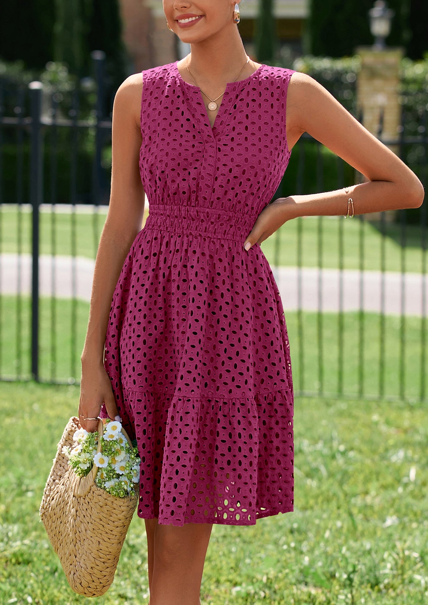 LOREA - ÄRMELLOSES SOMMERKLEID MIT STICKEREI & V-AUSSCHNITT