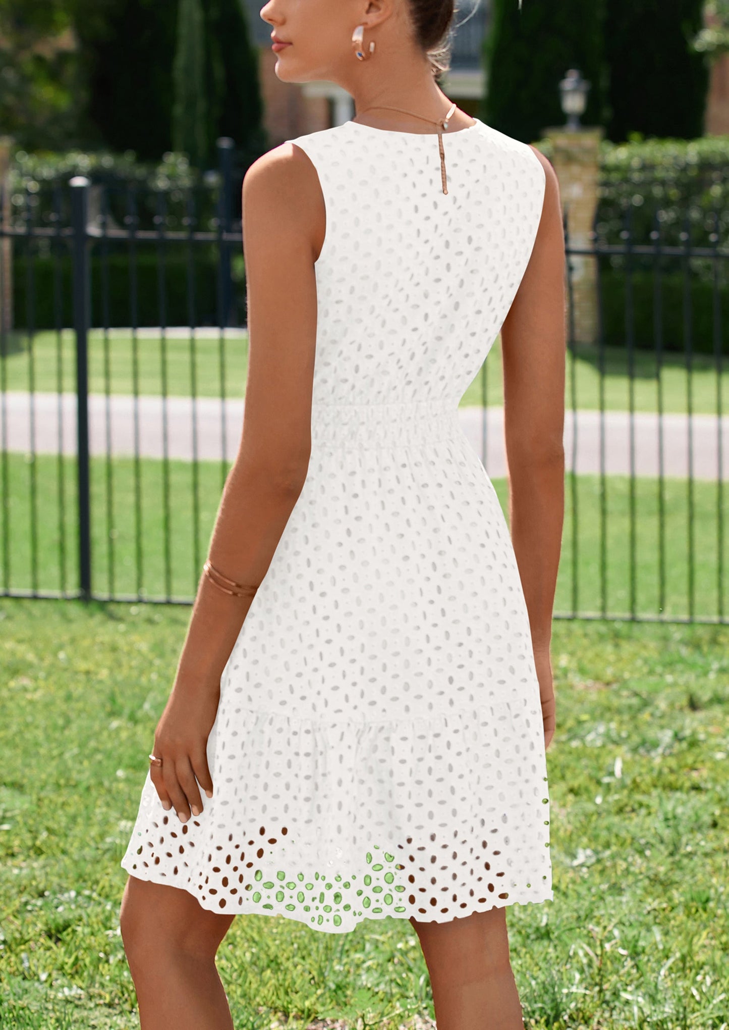 LOREA - ÄRMELLOSES SOMMERKLEID MIT STICKEREI & V-AUSSCHNITT