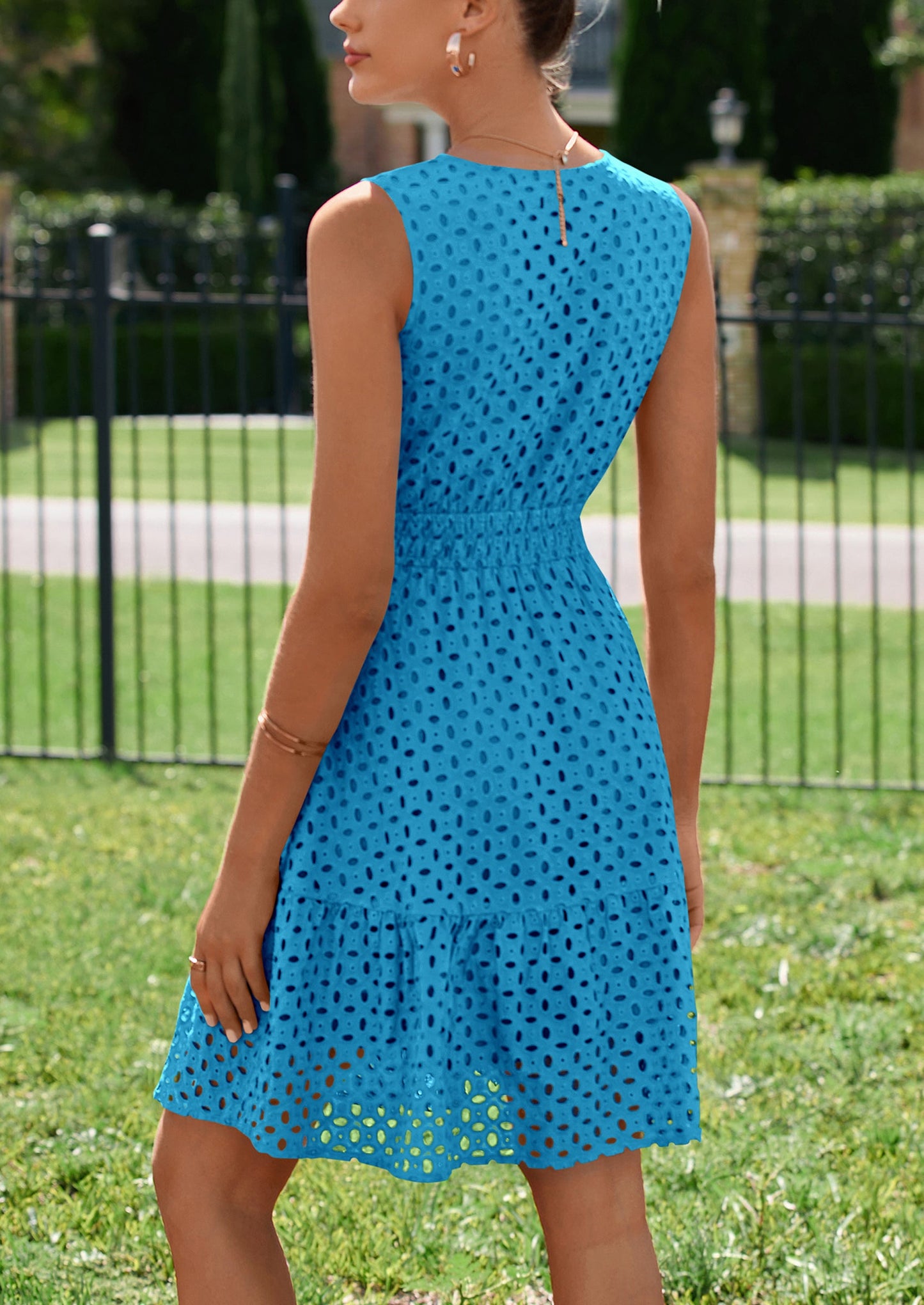 LOREA - ÄRMELLOSES SOMMERKLEID MIT STICKEREI & V-AUSSCHNITT
