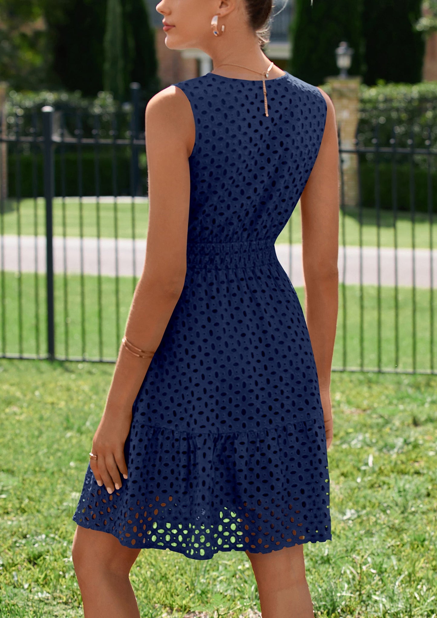 LOREA - ÄRMELLOSES SOMMERKLEID MIT STICKEREI & V-AUSSCHNITT