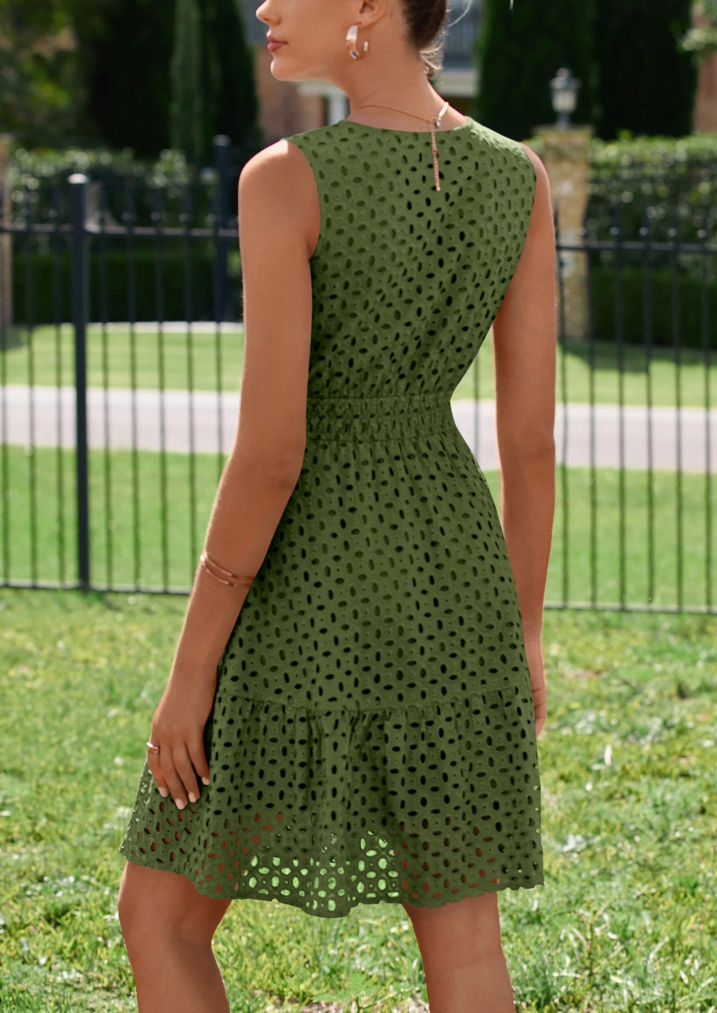 LOREA - ÄRMELLOSES SOMMERKLEID MIT STICKEREI & V-AUSSCHNITT