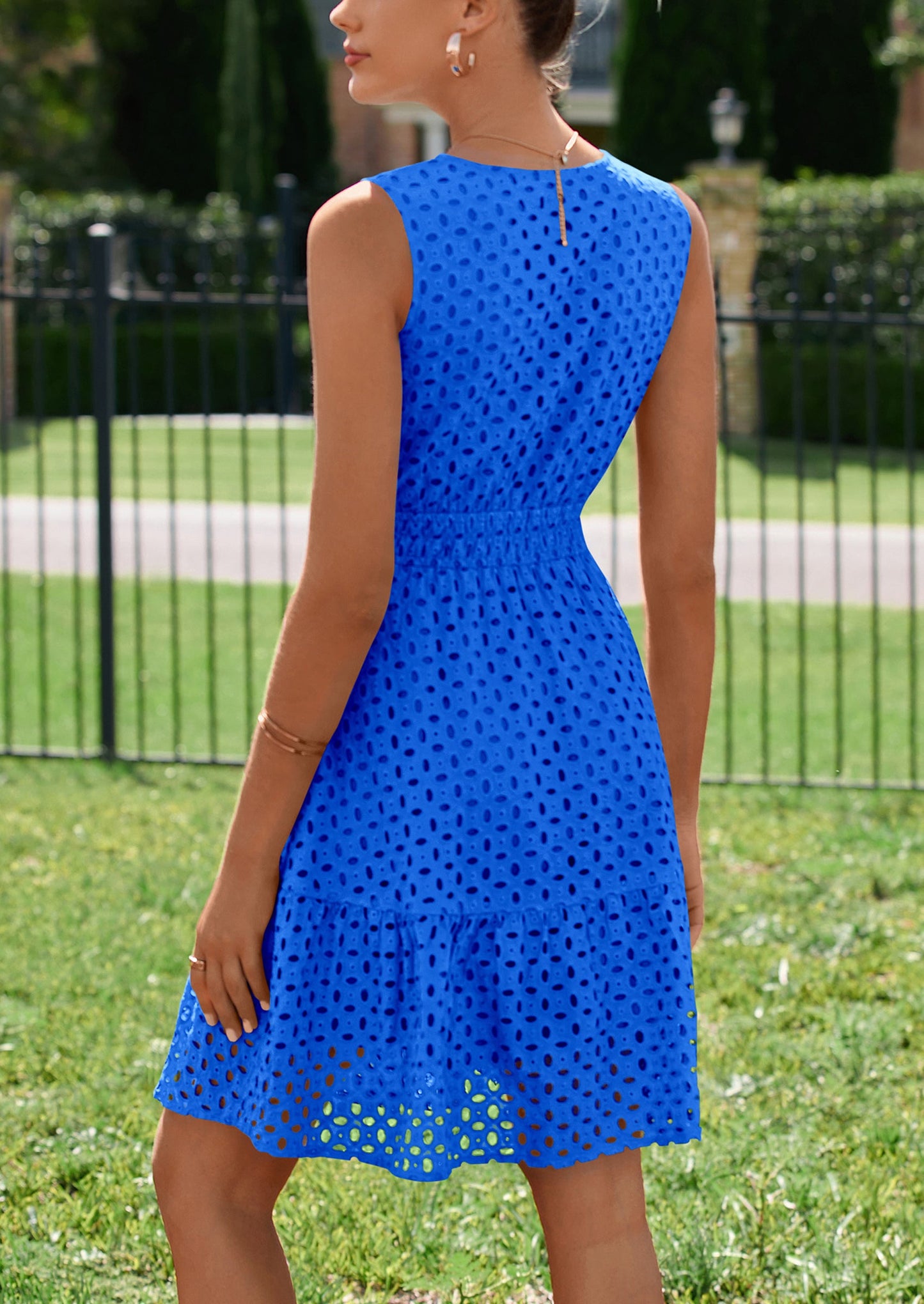 LOREA - ÄRMELLOSES SOMMERKLEID MIT STICKEREI & V-AUSSCHNITT