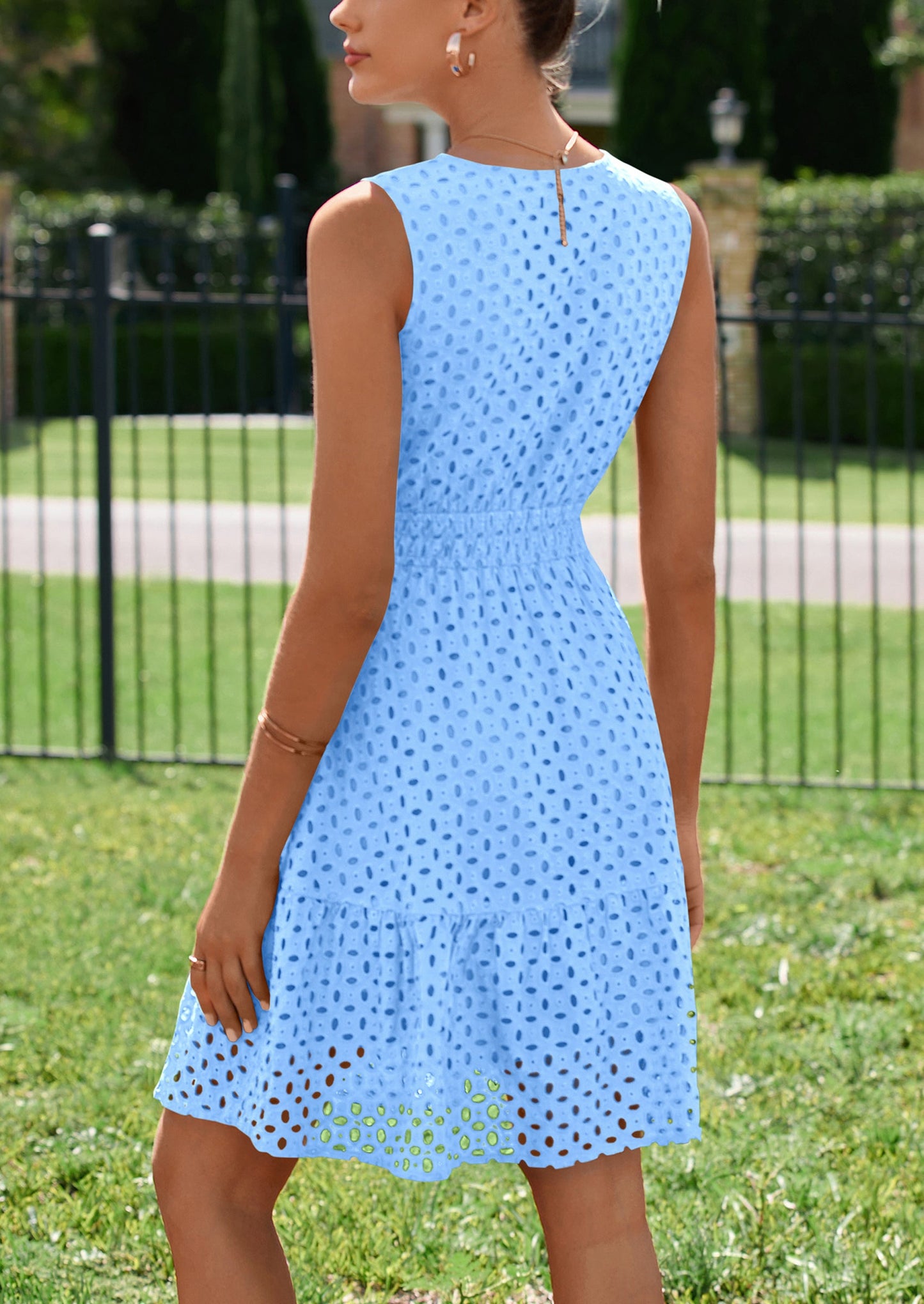 LOREA - ÄRMELLOSES SOMMERKLEID MIT STICKEREI & V-AUSSCHNITT