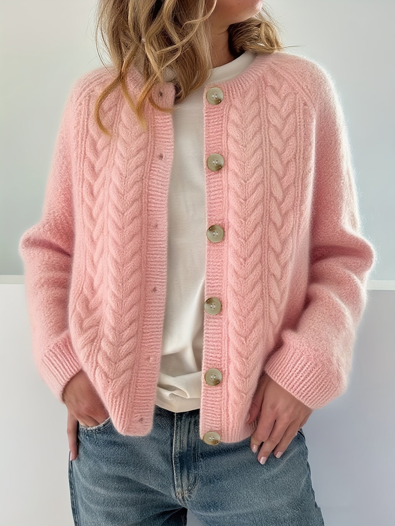 Valeria | Strickjacke mit Knöpfen und Zopfmuster