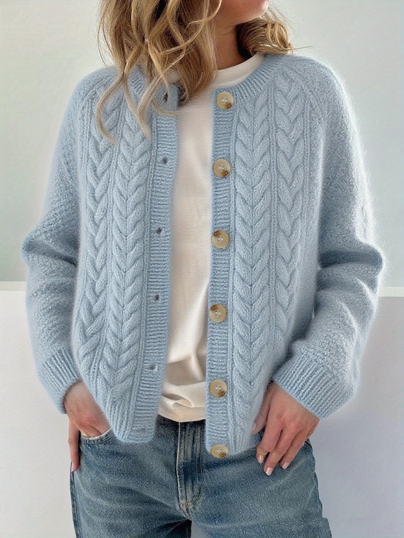 Valeria | Strickjacke mit Knöpfen und Zopfmuster