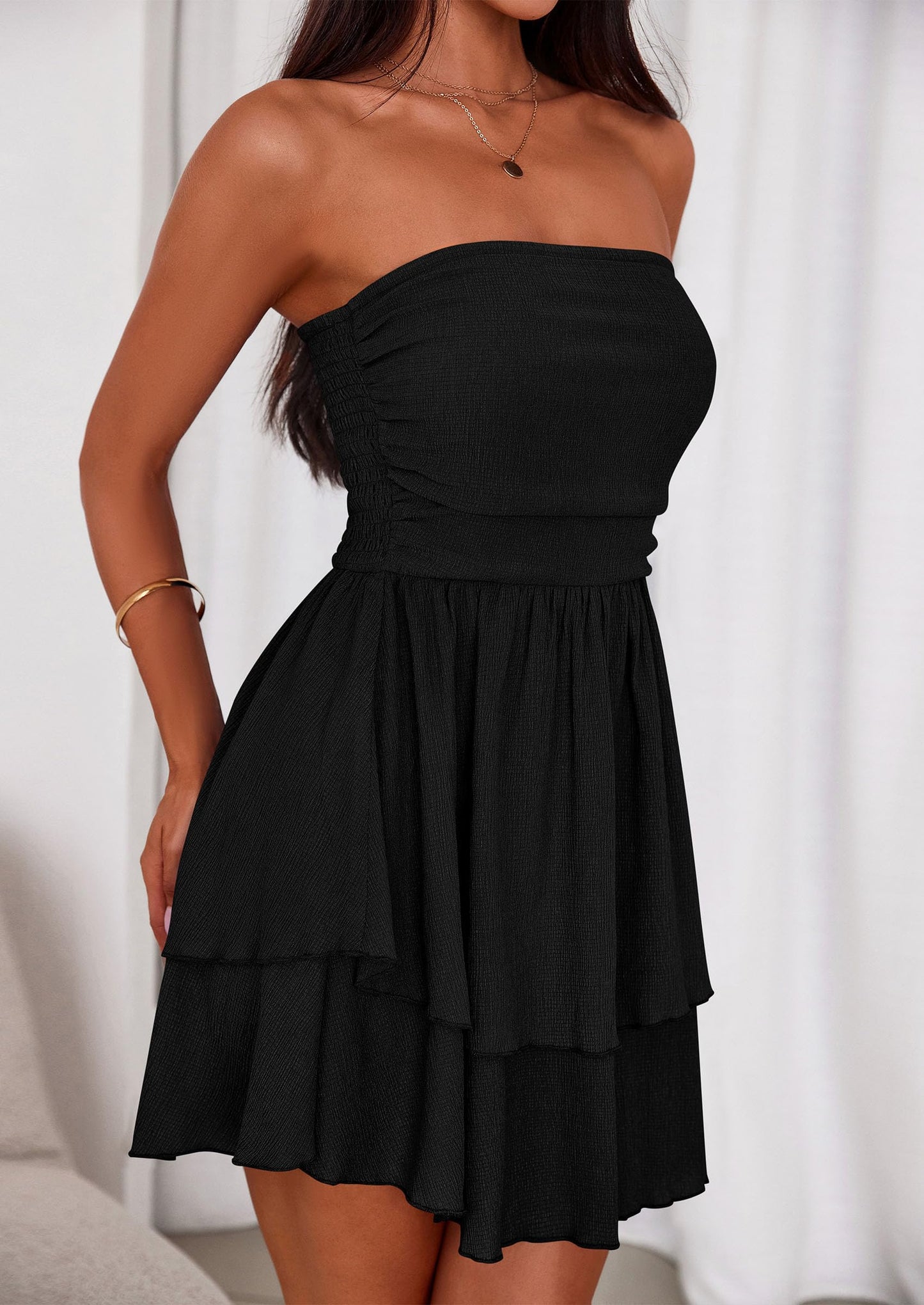 LOLA - SCHULTERFREIES SMOCKKLEID MIT VOLANTS