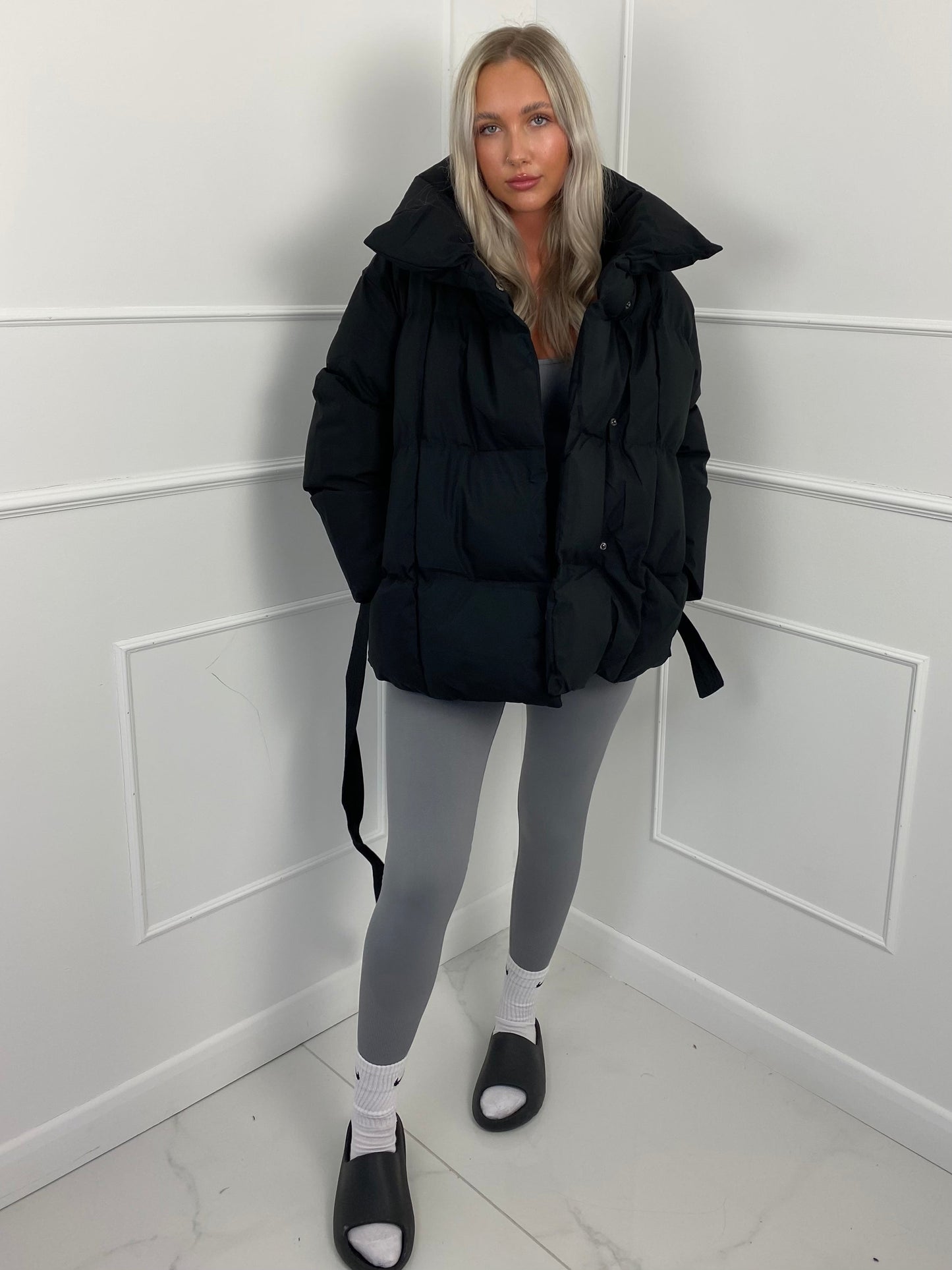 LYSANDRA | KURZE PUFFERJACKE MIT GÜRTELTASCHE
