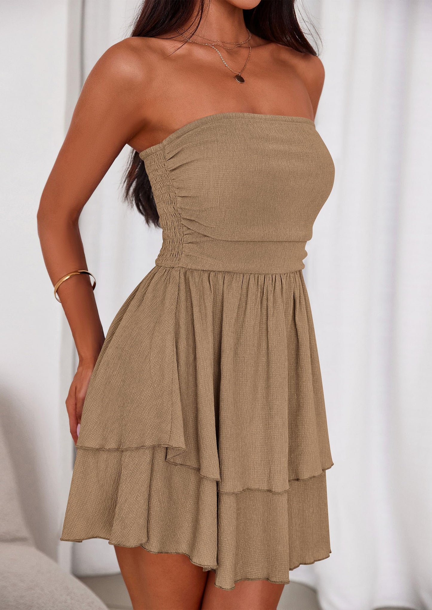 LOLA - SCHULTERFREIES SMOCKKLEID MIT VOLANTS