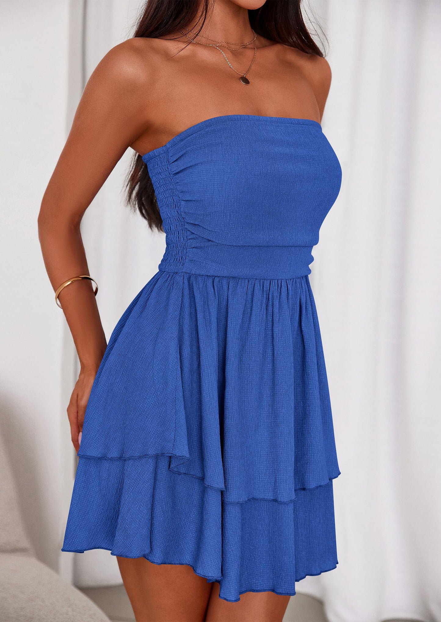 LOLA - SCHULTERFREIES SMOCKKLEID MIT VOLANTS