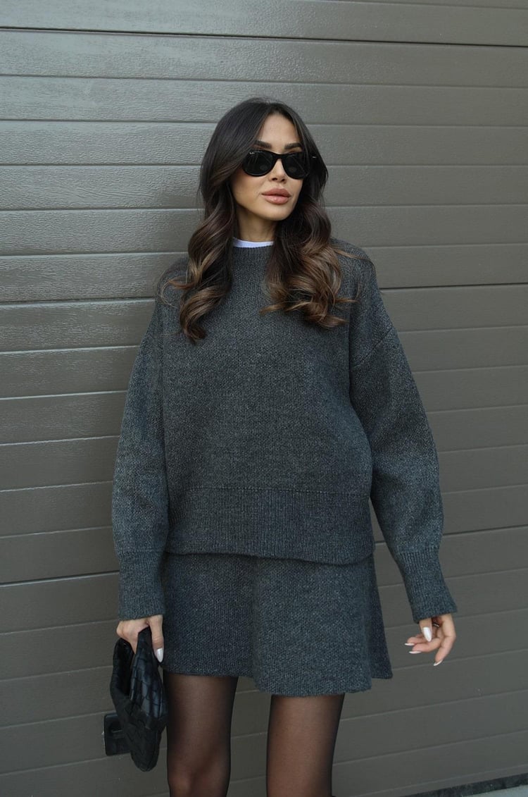 Nicola | Pullover und Rock mit lockerer Passform