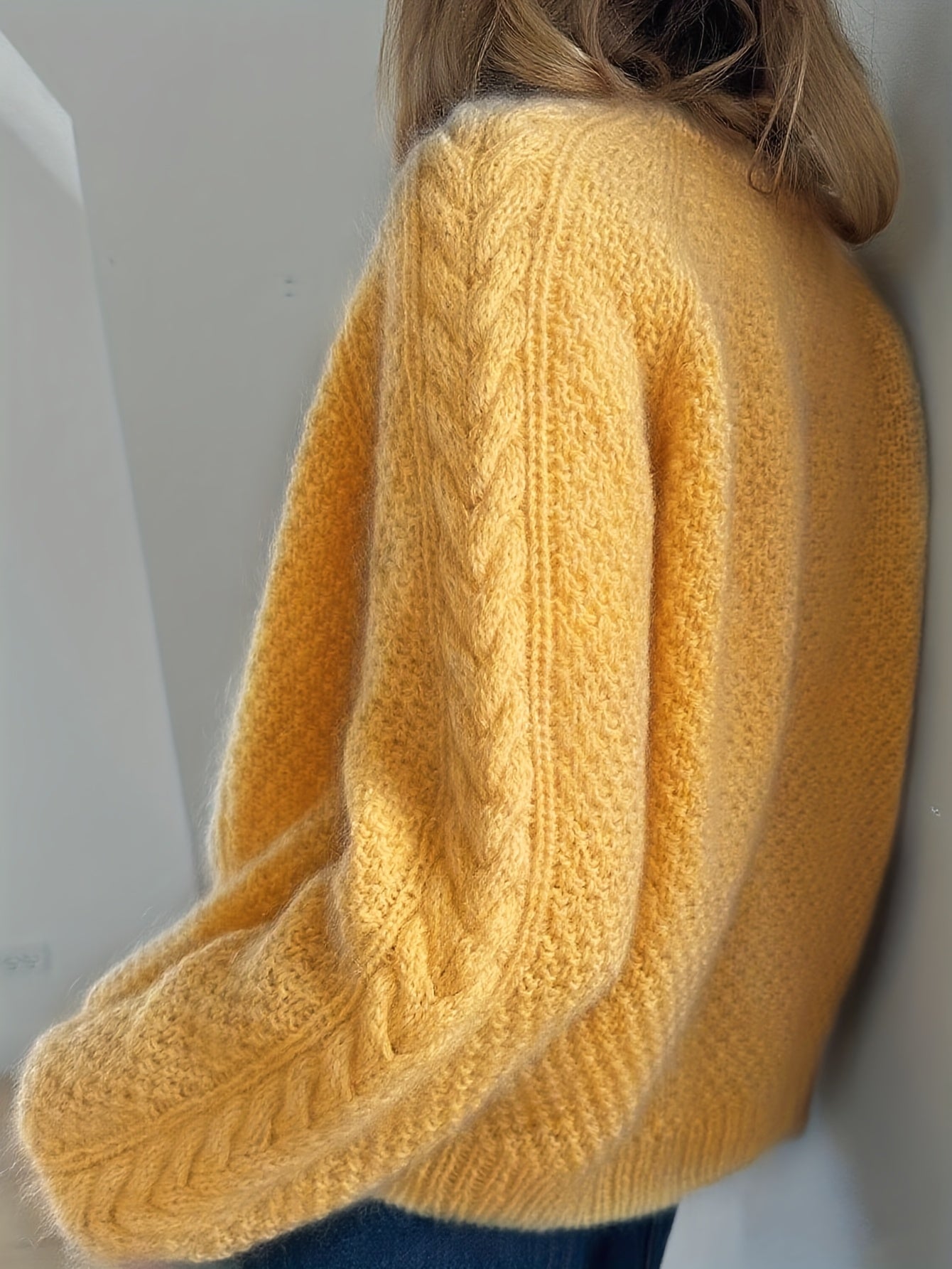 Valeria | Strickjacke mit Knöpfen und Zopfmuster