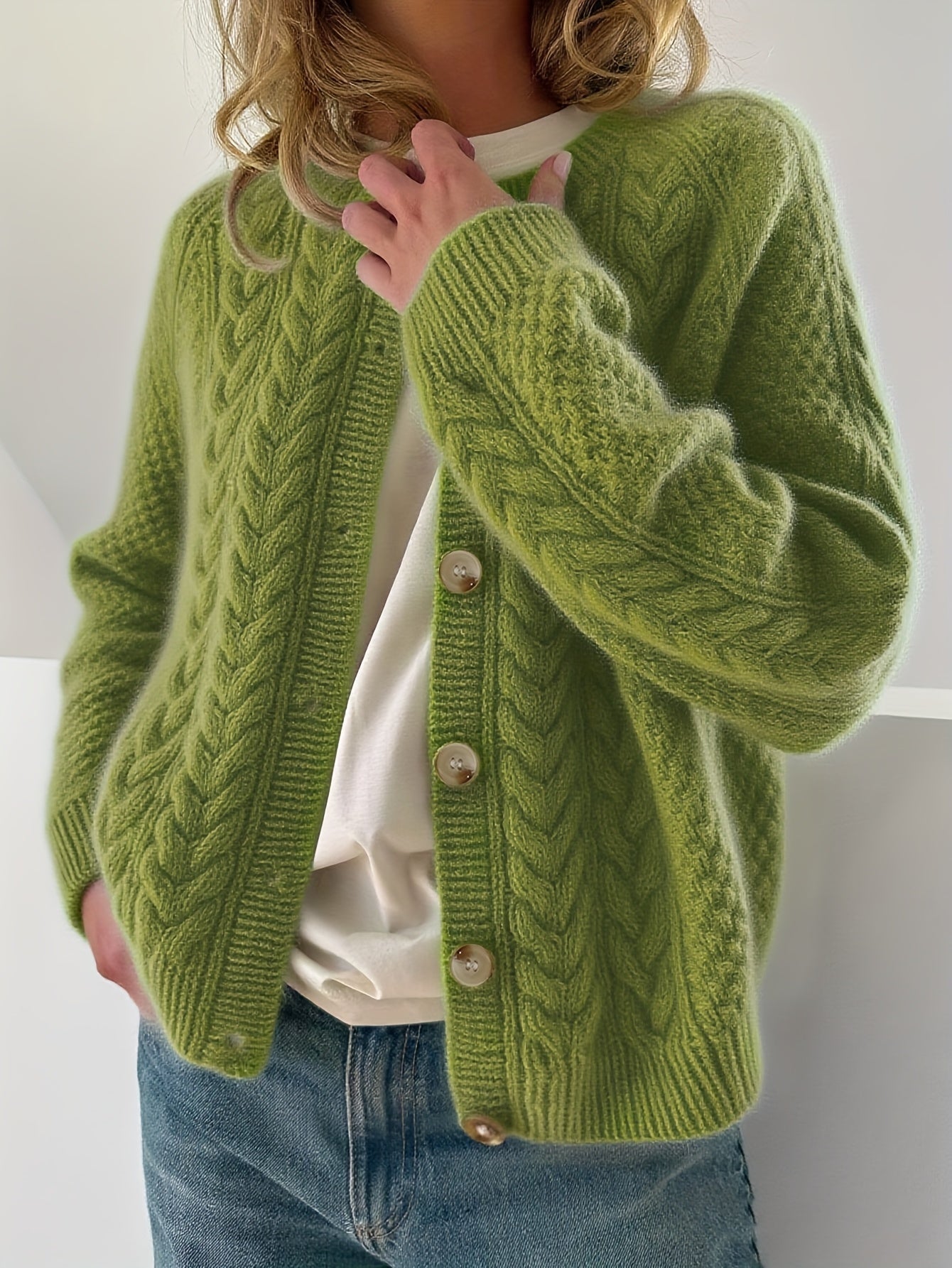 Valeria | Strickjacke mit Knöpfen und Zopfmuster