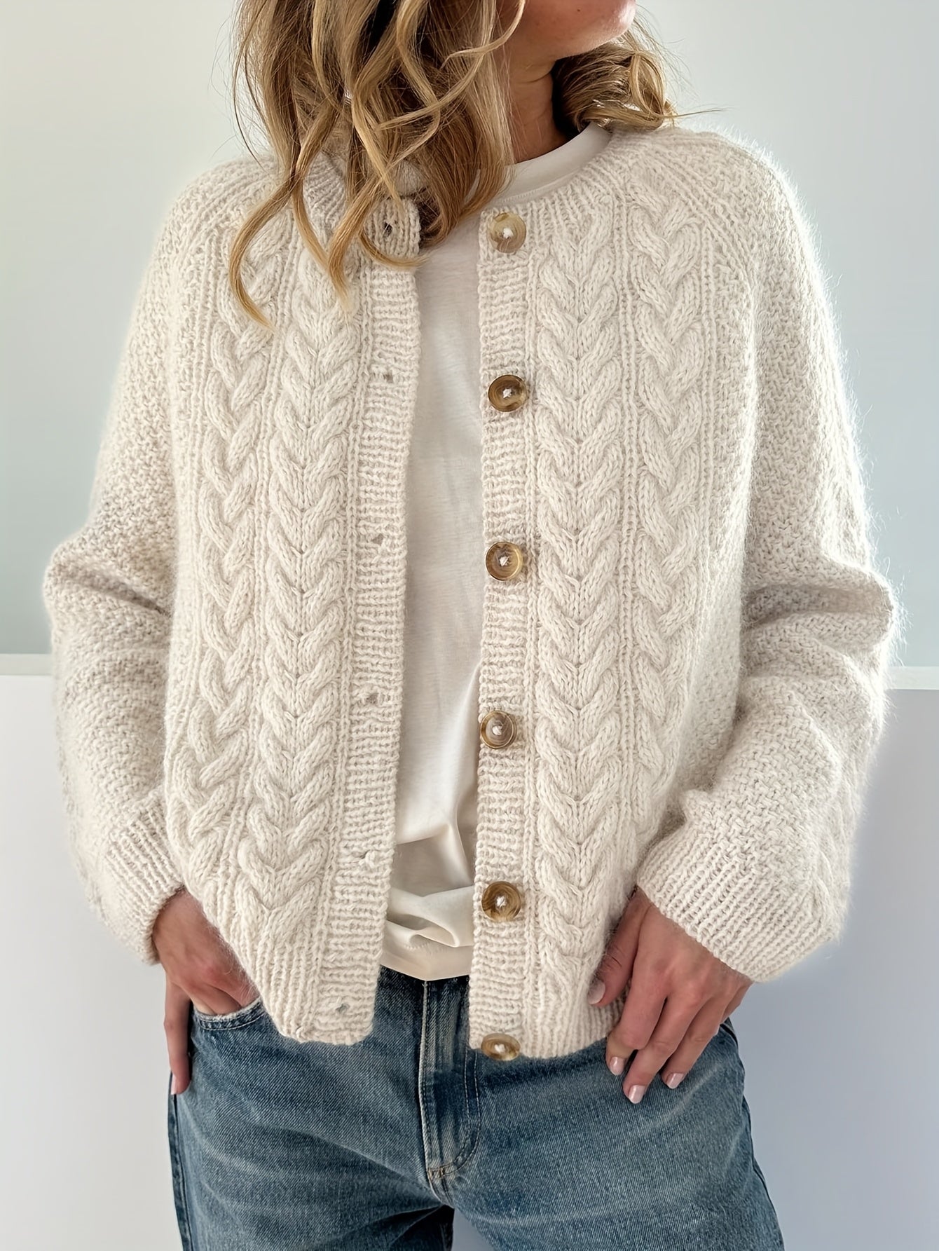 Valeria | Strickjacke mit Knöpfen und Zopfmuster