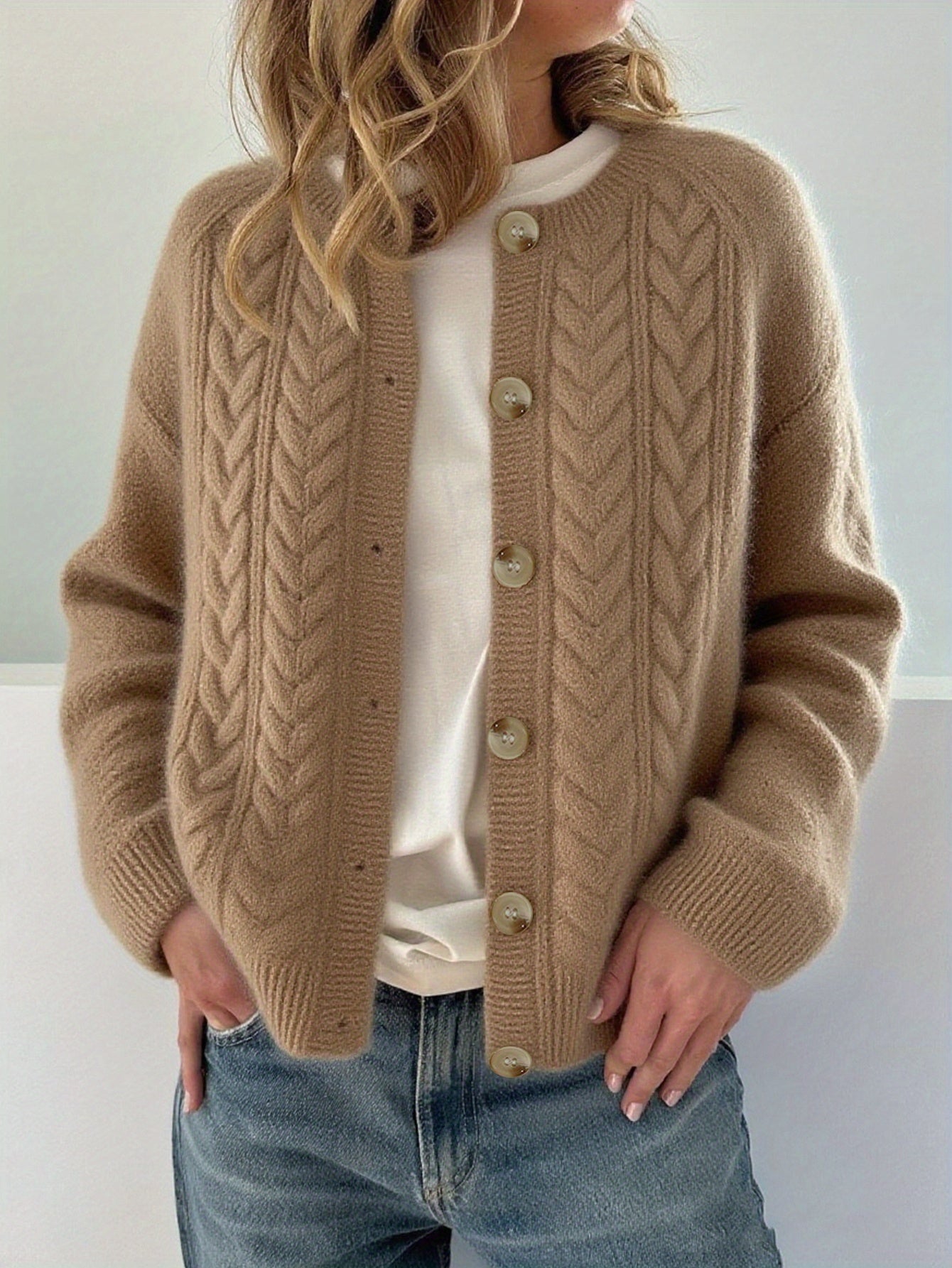 Valeria | Strickjacke mit Knöpfen und Zopfmuster