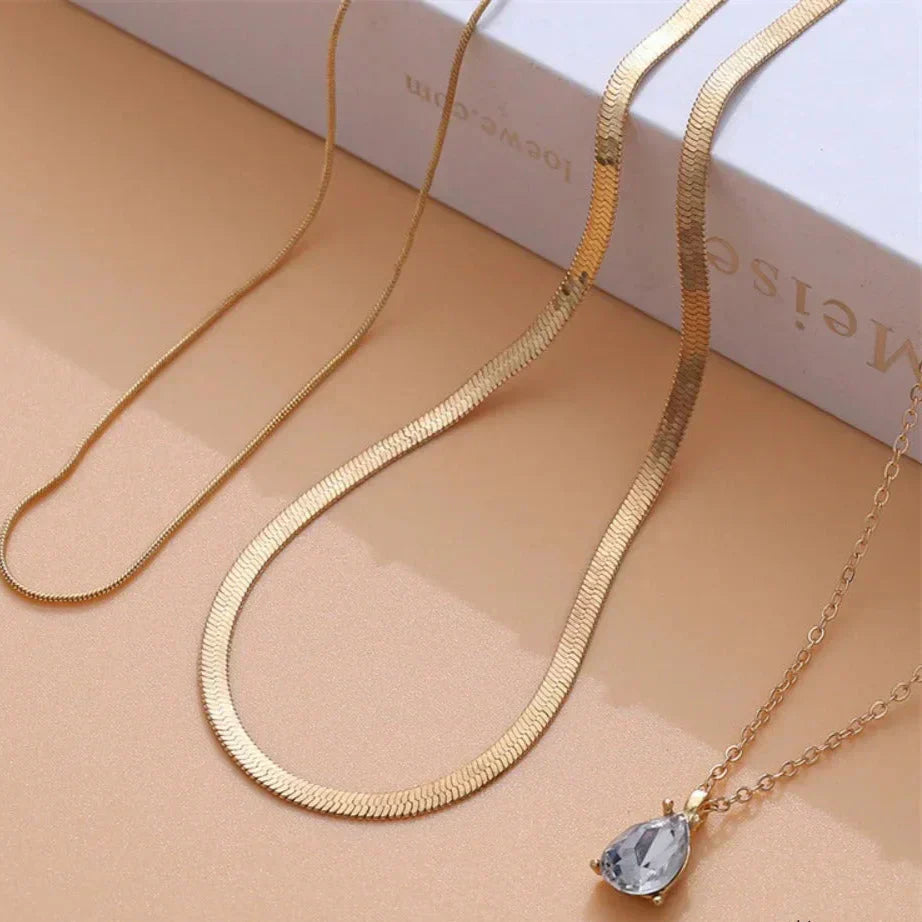 Ottilie | Mehrlagige goldene Halskette mit Zirkonia-Anhänger