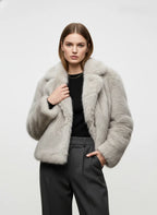 ANYA | VEGANE CROPPED FELLJACKE MIT REVERSKRAGEN