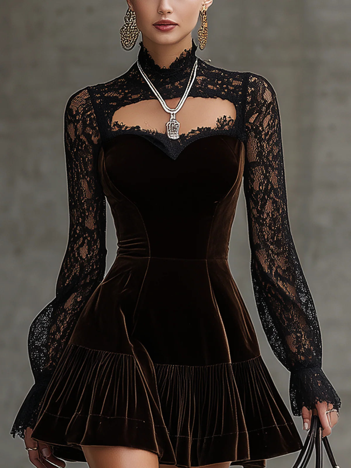 AYLA | FIGURBETONTES SAMT-MINIKLEID MIT SPITZENÄRMELN & CUT-OUTS