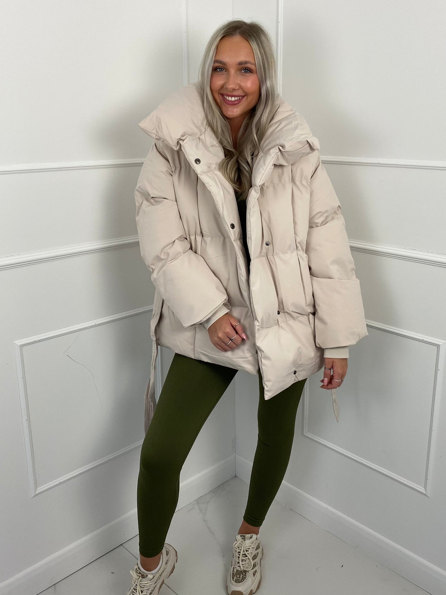 LYSANDRA | KURZE PUFFERJACKE MIT GÜRTELTASCHE