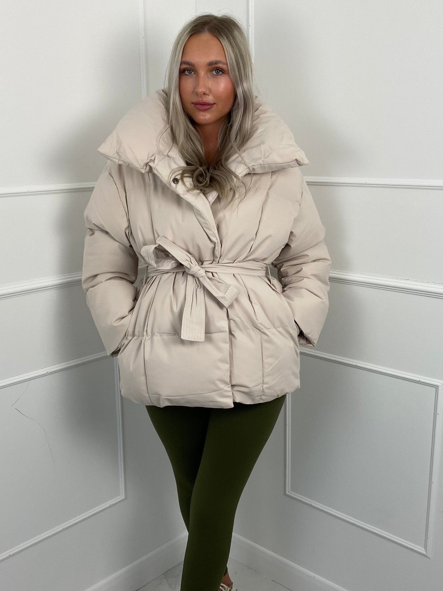 LYSANDRA | KURZE PUFFERJACKE MIT GÜRTELTASCHE