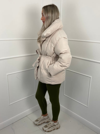 LYSANDRA | KURZE PUFFERJACKE MIT GÜRTELTASCHE