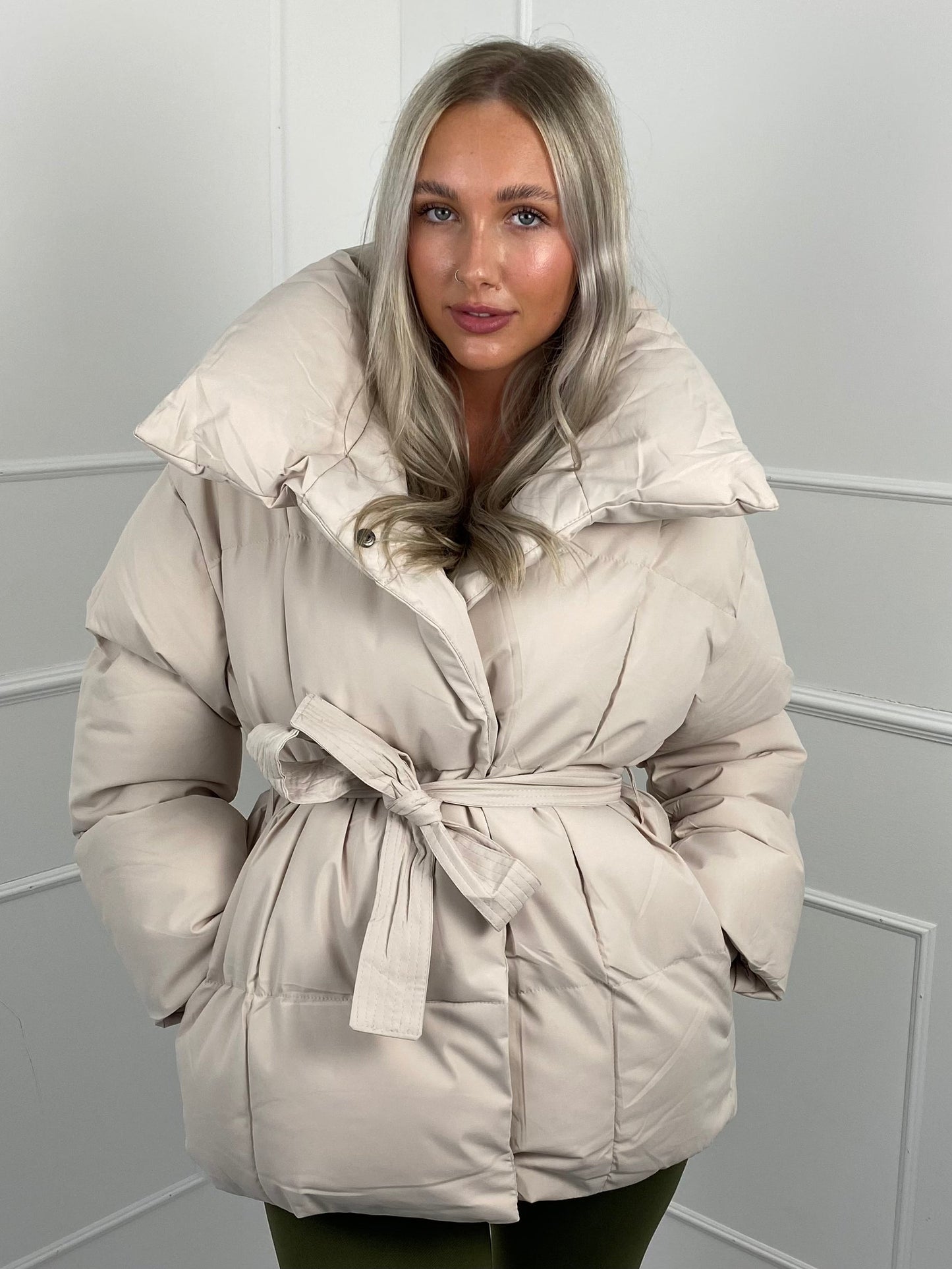 LYSANDRA | KURZE PUFFERJACKE MIT GÜRTELTASCHE