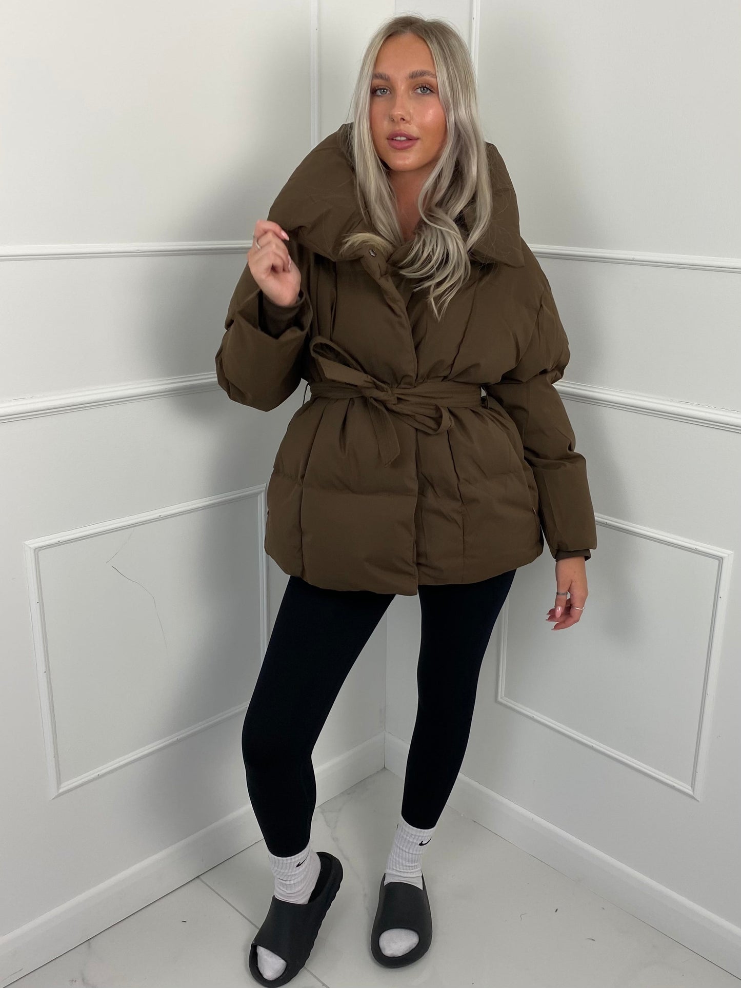 LYSANDRA | KURZE PUFFERJACKE MIT GÜRTELTASCHE