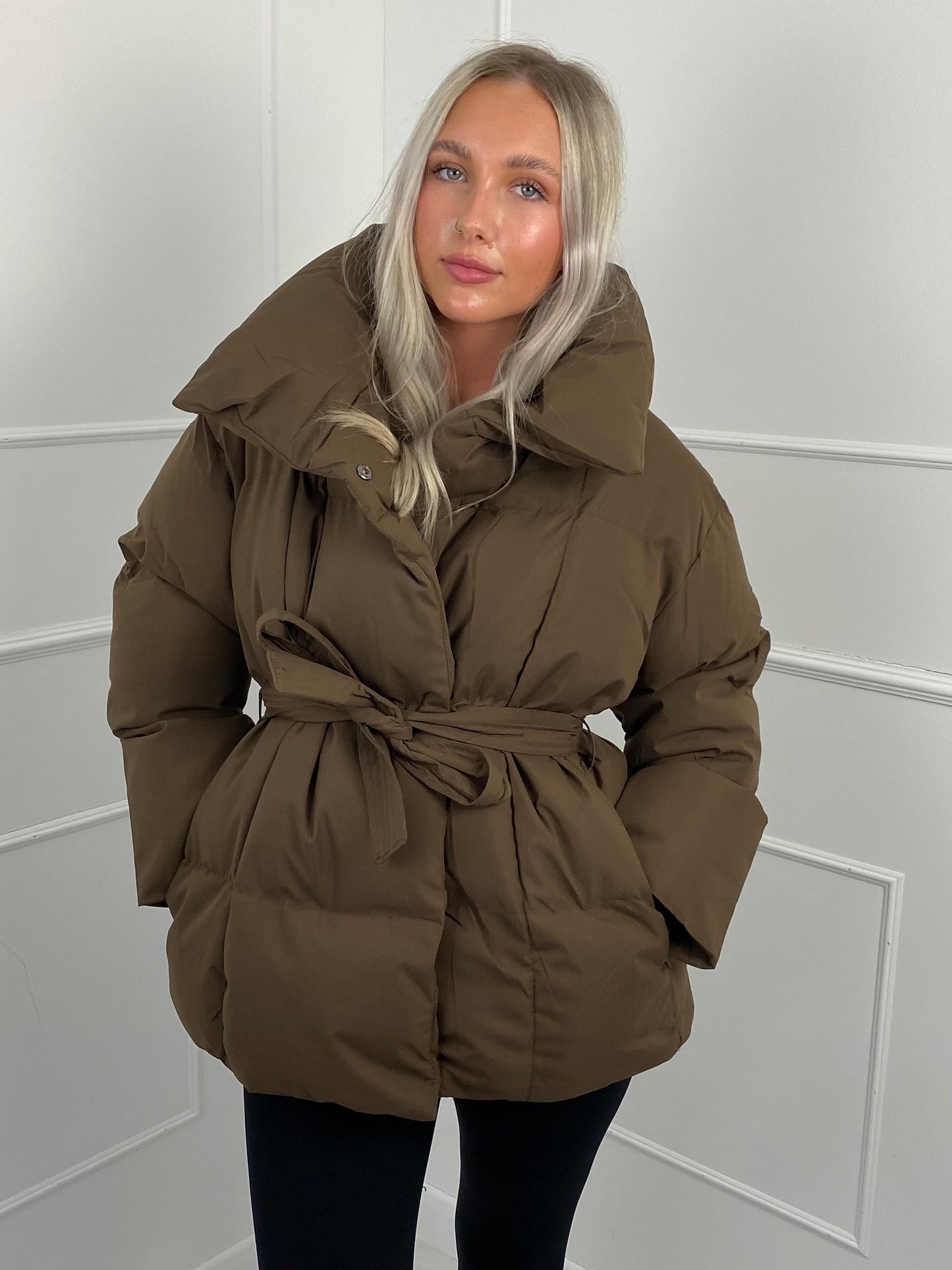 LYSANDRA | KURZE PUFFERJACKE MIT GÜRTELTASCHE