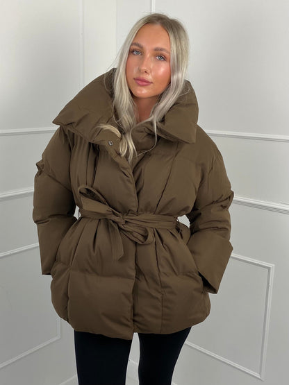 LYSANDRA | KURZE PUFFERJACKE MIT GÜRTELTASCHE