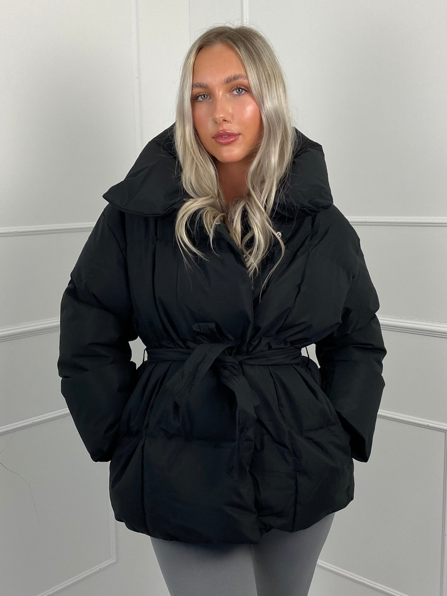 LYSANDRA | KURZE PUFFERJACKE MIT GÜRTELTASCHE