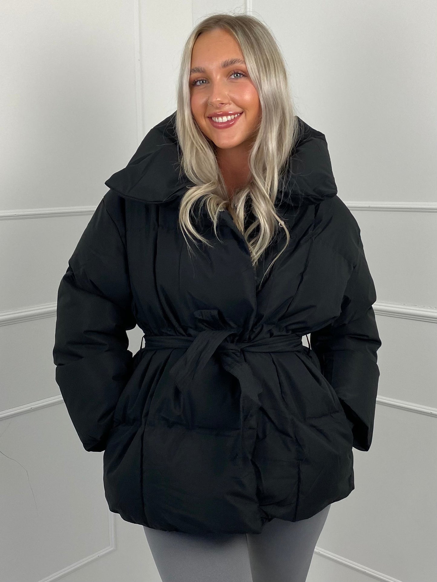 LYSANDRA | KURZE PUFFERJACKE MIT GÜRTELTASCHE