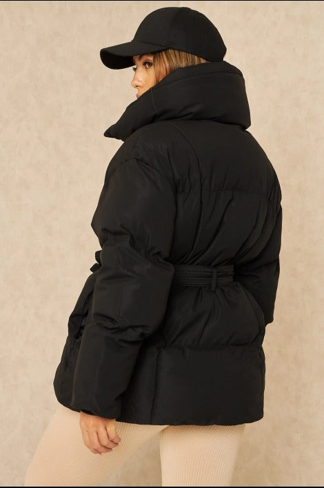 LYSANDRA | KURZE PUFFERJACKE MIT GÜRTELTASCHE