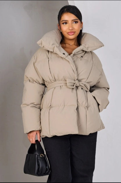 LYSANDRA | KURZE PUFFERJACKE MIT GÜRTELTASCHE