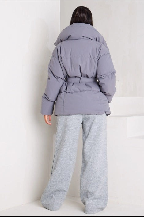 LYSANDRA | KURZE PUFFERJACKE MIT GÜRTELTASCHE