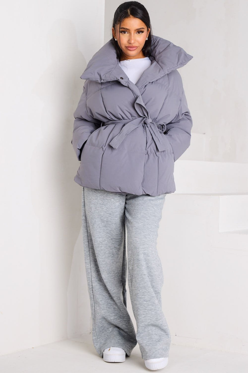 LYSANDRA | KURZE PUFFERJACKE MIT GÜRTELTASCHE