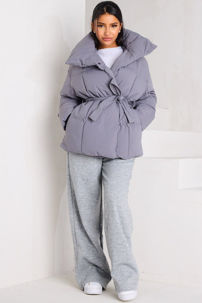 LYSANDRA | KURZE PUFFERJACKE MIT GÜRTELTASCHE