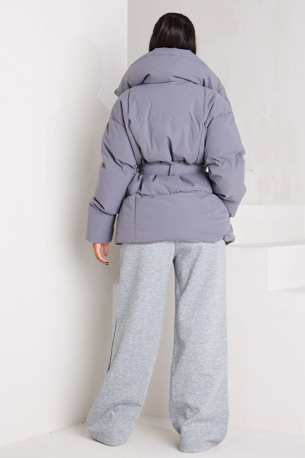 LYSANDRA | KURZE PUFFERJACKE MIT GÜRTELTASCHE