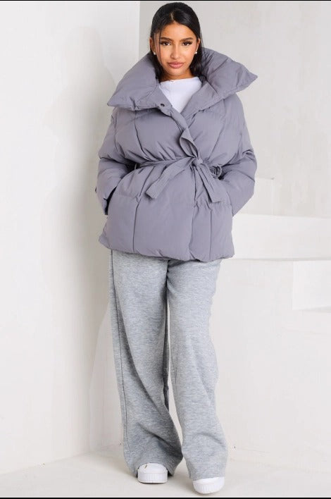 LYSANDRA | KURZE PUFFERJACKE MIT GÜRTELTASCHE