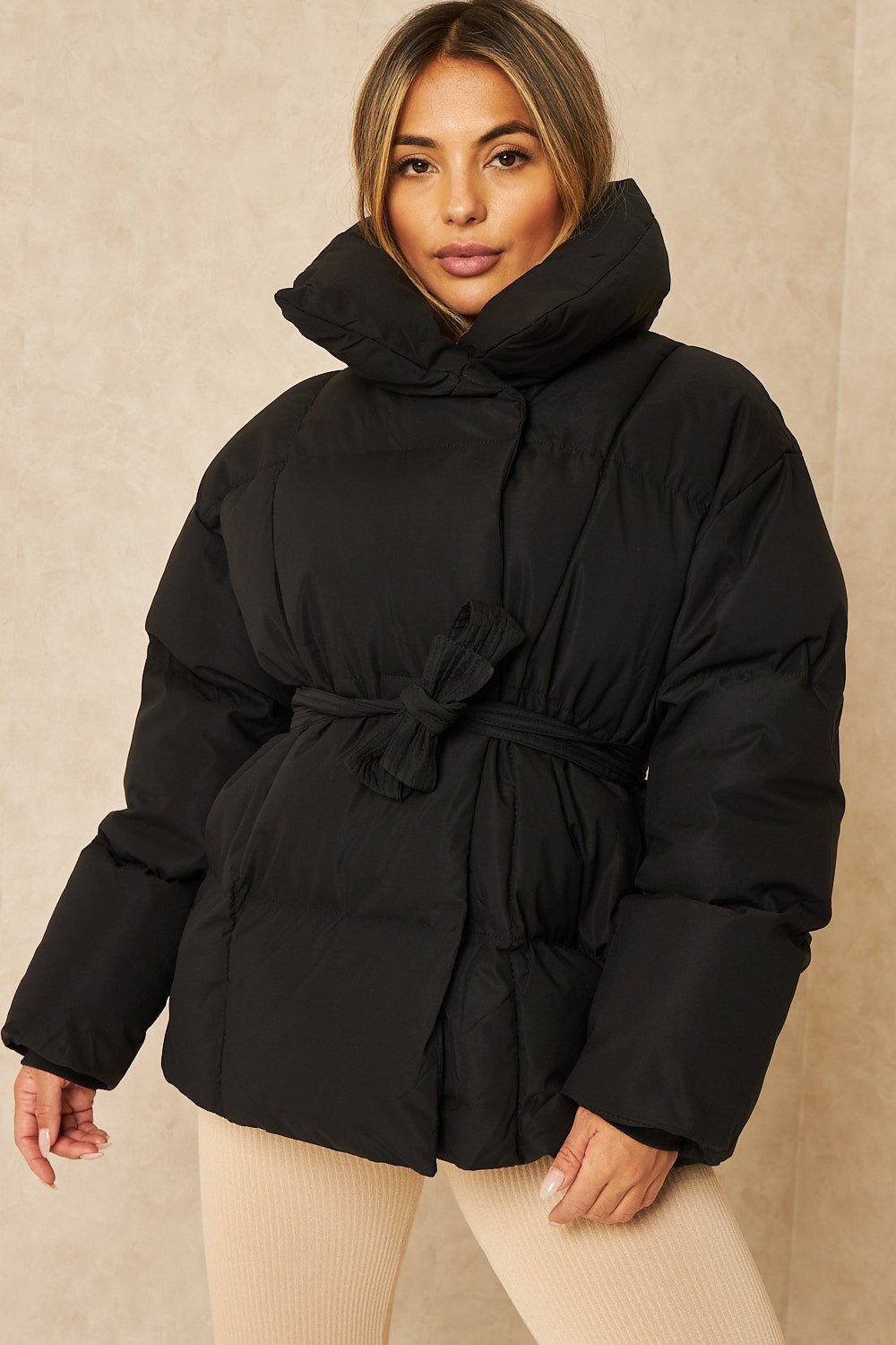 LYSANDRA | KURZE PUFFERJACKE MIT GÜRTELTASCHE