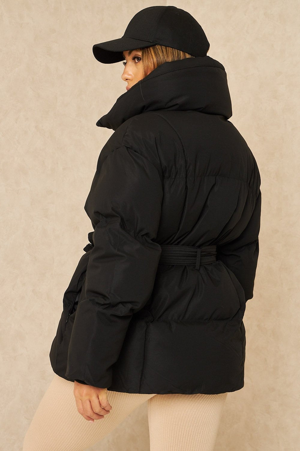 LYSANDRA | KURZE PUFFERJACKE MIT GÜRTELTASCHE