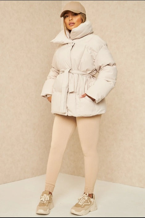 LYSANDRA | KURZE PUFFERJACKE MIT GÜRTELTASCHE