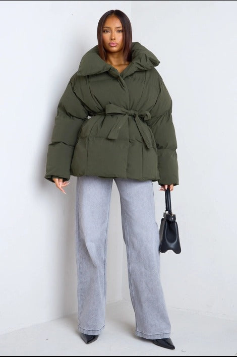 LYSANDRA | KURZE PUFFERJACKE MIT GÜRTELTASCHE