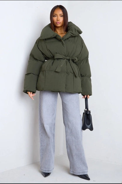 LYSANDRA | KURZE PUFFERJACKE MIT GÜRTELTASCHE