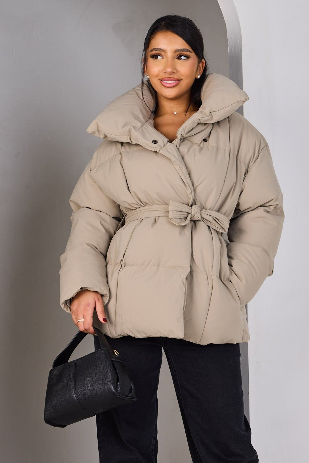 LYSANDRA | KURZE PUFFERJACKE MIT GÜRTELTASCHE
