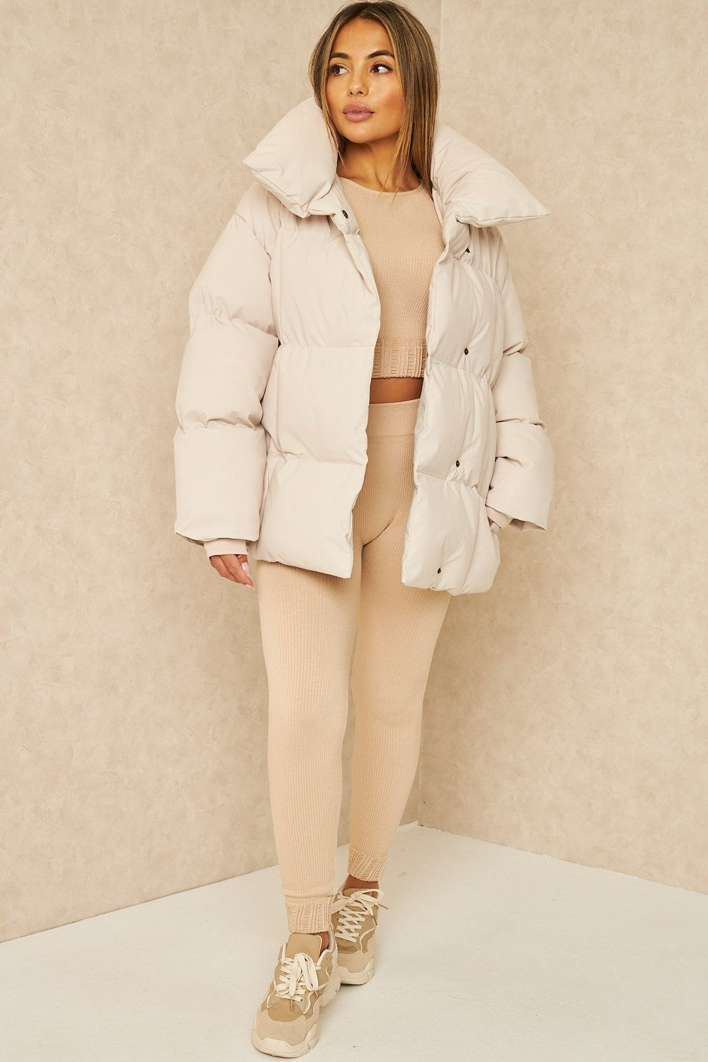 LYSANDRA | KURZE PUFFERJACKE MIT GÜRTELTASCHE