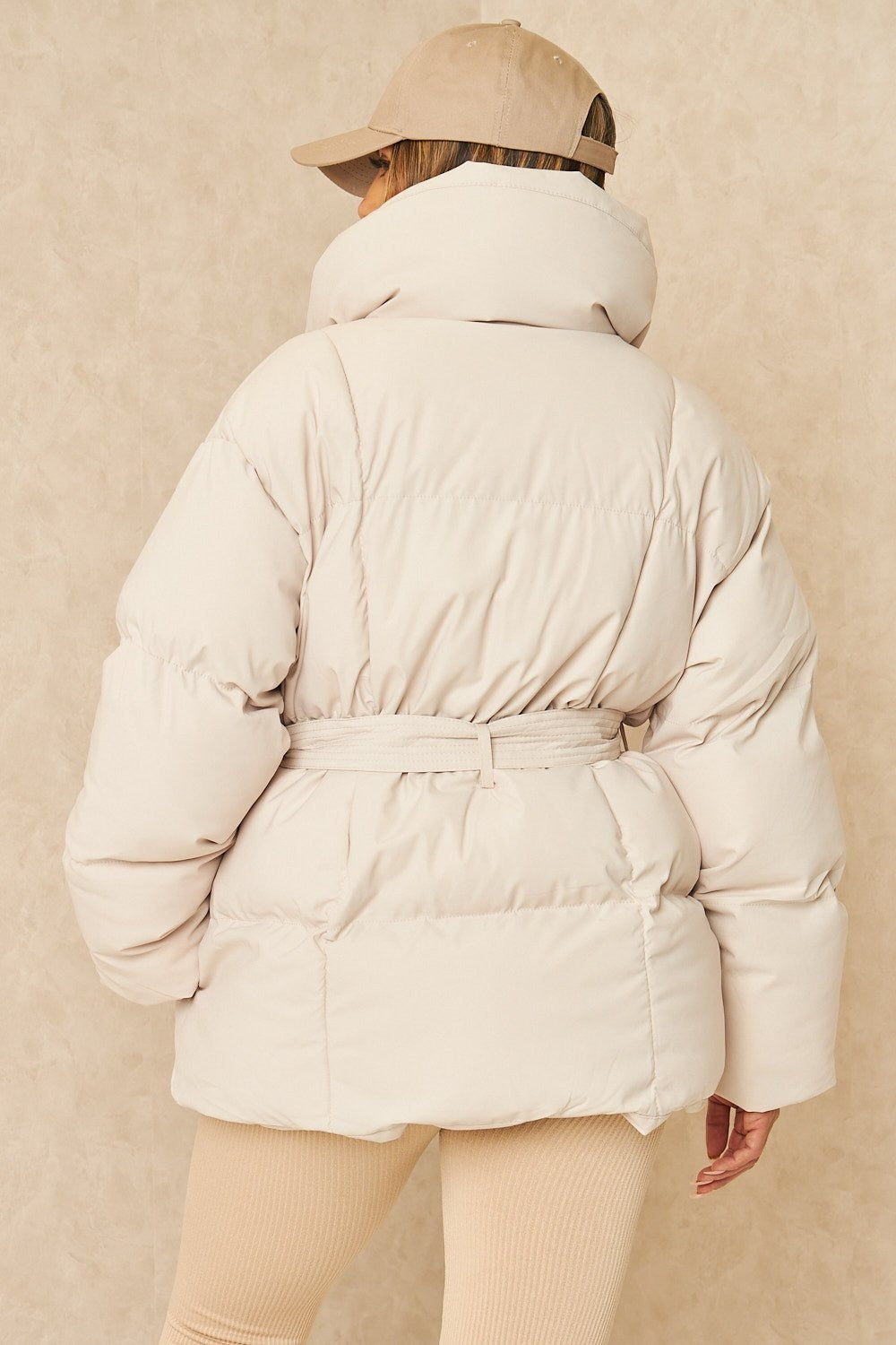 LYSANDRA | KURZE PUFFERJACKE MIT GÜRTELTASCHE