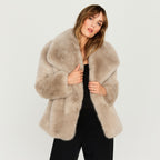 YULIA | VEGANE CROPPED FELLJACKE MIT REVERSKRAGEN