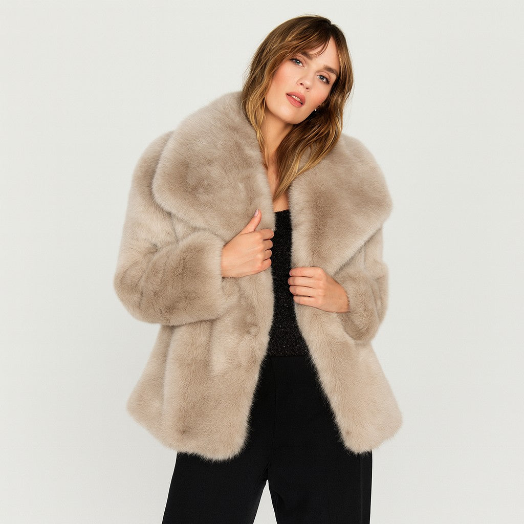 YULIA | VEGANE CROPPED FELLJACKE MIT REVERSKRAGEN