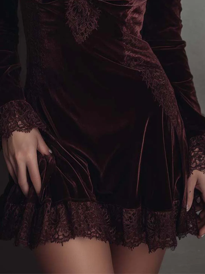 SOFIA | SAMT-MINIKLEID MIT SPITZENBESATZ & V-AUSSCHNITT