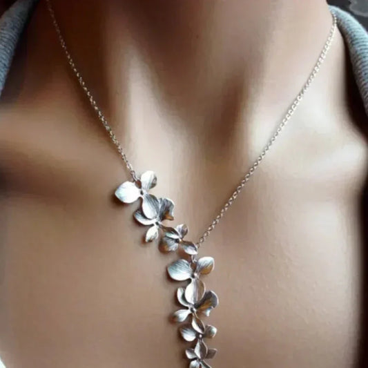 Irmgard | Silberne Halskette mit Blumenmotiv