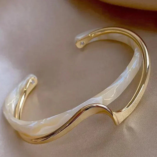 Frieda| Elegantes Goldenes Armband mit Weißem Opal